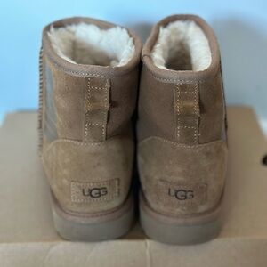 UGG MINI LOGO CHESTNUT BOOT